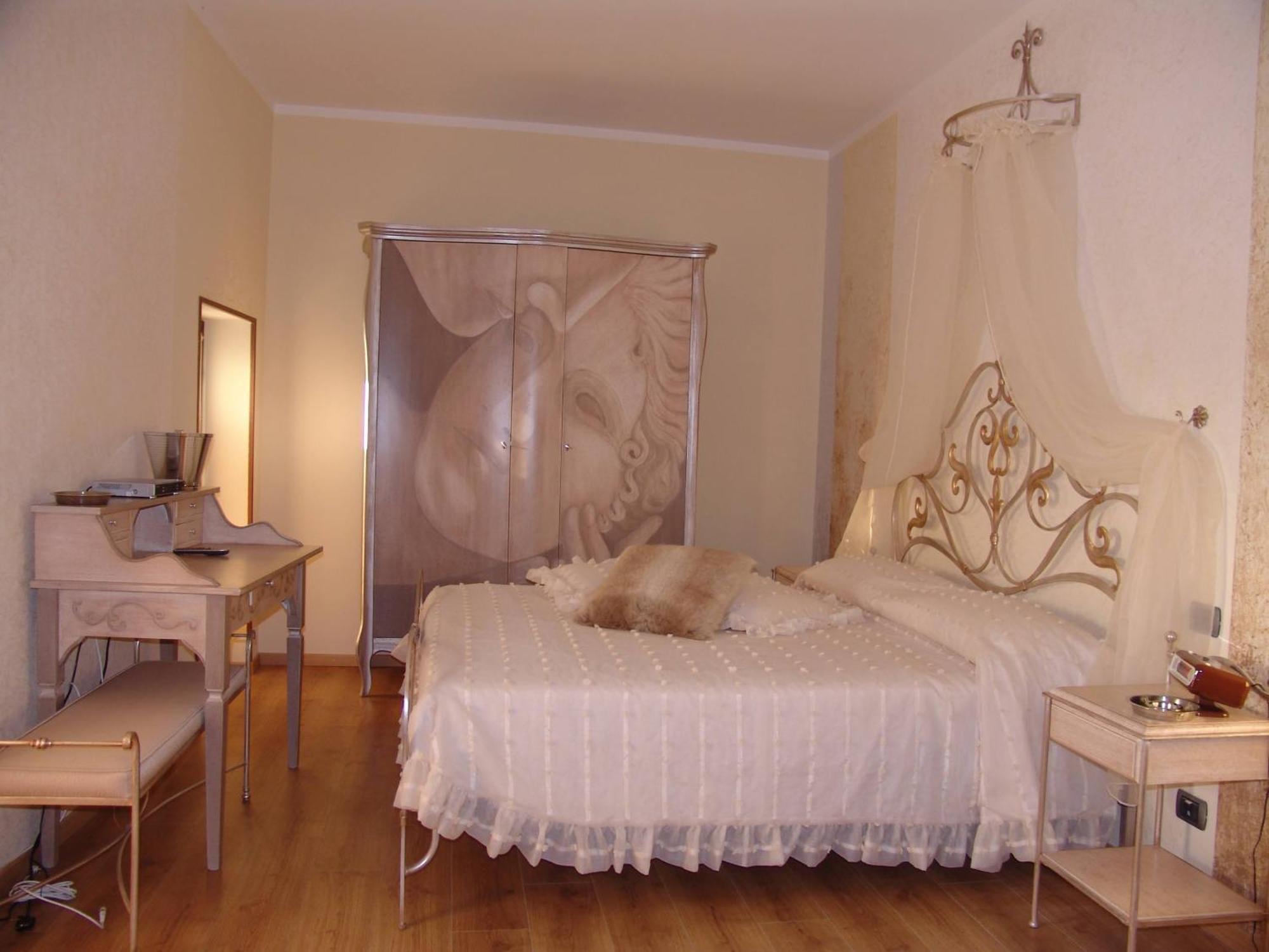 Manuela Le Quattro Coppe Hotel Desenzano del Garda Luaran gambar